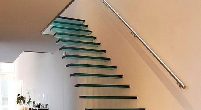 Escada flutuante feita em vidro