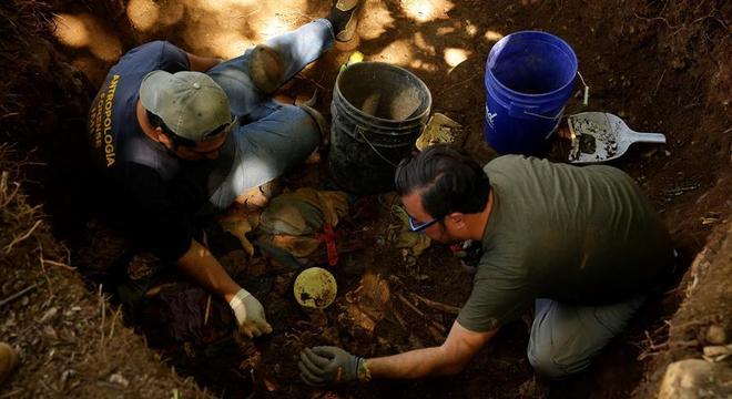 El Mozote: antropólogos escavam covas de pessoas assassinadas pelo exército