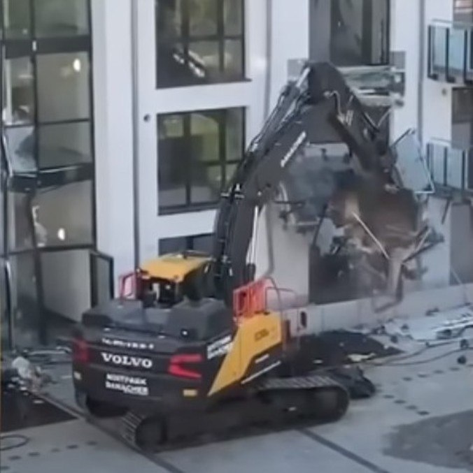 Ein Mann zerstört die Fassade eines Gebäudes, nachdem er keine Zahlung erhalten hat – Nachrichten