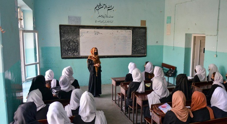 Talibã proibiu as meninas afegãs de estudar nas escolas de ensino médio do país
