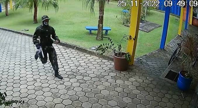 Imagem de câmera de segurança mostra o atirador correndo em uma das escolas