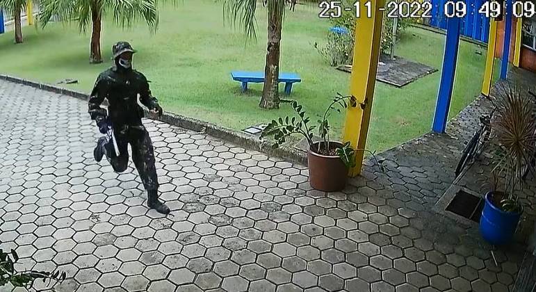 Atirador invade escolas armado e com roupa camuflada na cidade de Aracruz, no ES