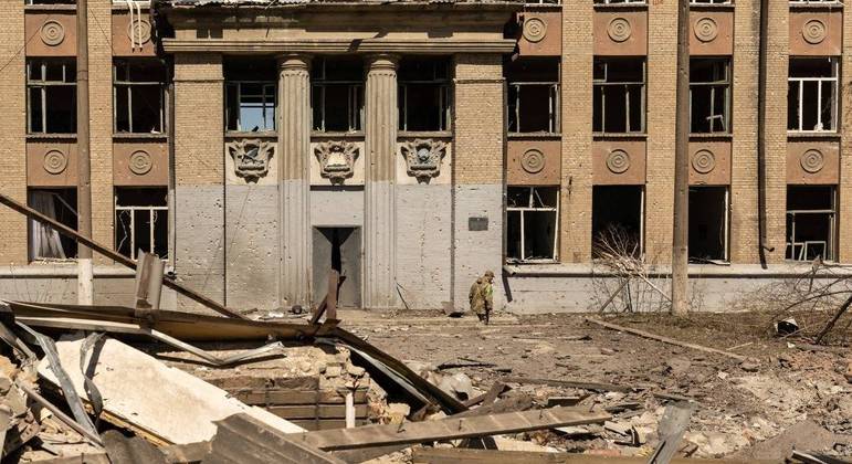 ONU acredita que dezenas de pessoas morreram em ataque à escola em Lugansk