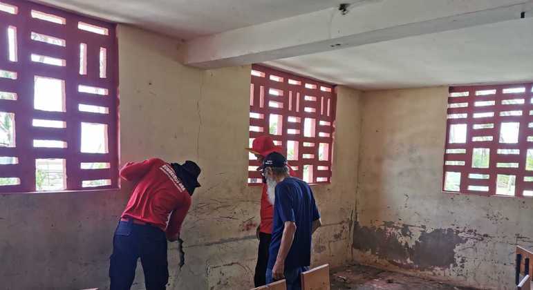 Militares dos bombeiros do DF inspecionam escola atingida por terremoto no Haiti.