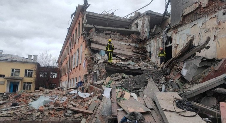 Escola ucraniana destruída por ataque russo