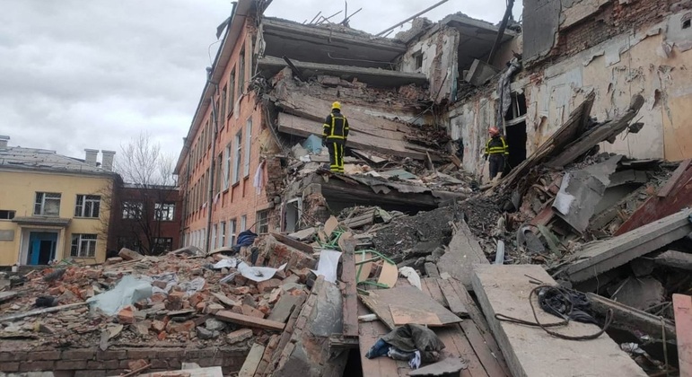 Escola é destruída na Ucrânia após ataque russo
