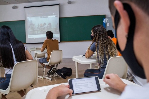 Segmente seu aprendizado Para não misturar as fórmulas, separe as disciplinas e se organize para estudar cada uma em um dia diferente. Ao segmentar o aprendizado, o estudante corre menos risco de se confundir. Por exemplo, a letra 'r' em física elétrica significa 'resistência', enquanto em geometria remete ao 'raio' de uma figura* Sob supervisão de Vivian MasuttiLEIA TAMBÉM: Enem 2023: do AI-5 ao Holocausto, professora lista sete fatos históricos que podem cair no exame