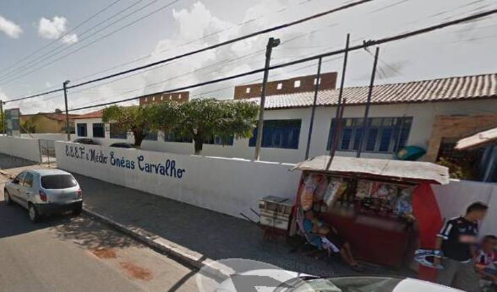 João Pessoa (PB), 2012Dois jovens chegaram à Escola Estadual Enéas Carvalho, em Santa Rita (região metropolitana de João Pessoa), em uma moto, e invadiram o pátio. Eles usavam o uniforme da escola. Um deles atirou contra um adolescente de 15 anos. O atirador disparou outras cinco vezes e atingiu duas garotas. Uma delas, de 17 anos, foi baleada no braço direito. A outra levou um tiro no pé esquerdo. De acordo com a polícia, o motivo do crime teria sido ciúme