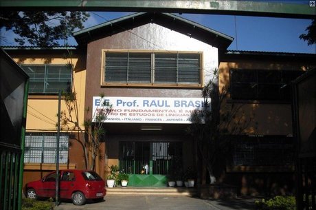 Fachada da Escola Raul Brasil, em Suzano