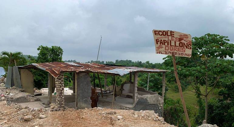 Escola improvisada em escombros após o terremoto no Haiti