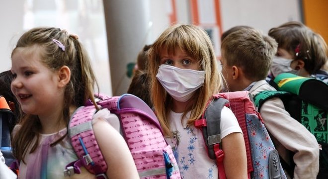 Escola na Alemanha retomou aulas e alguns alunos voltaram com máscaras
