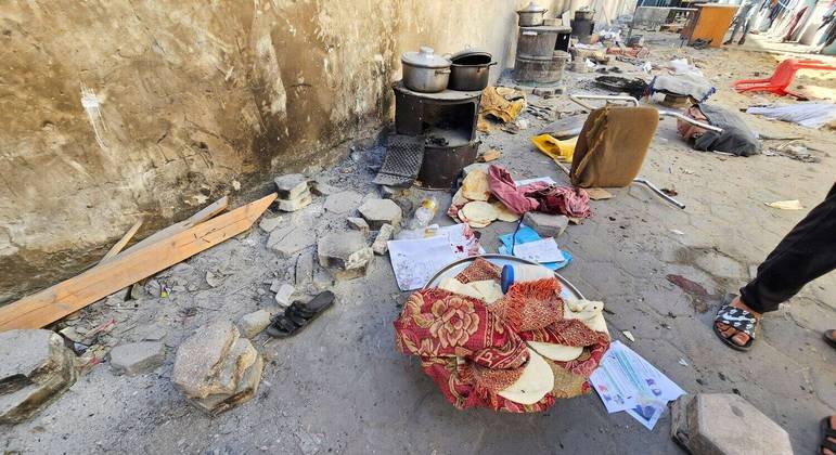 Destruição é vista em escola administrada pela ONU no campo de refugiados de Jabalia, no norte da Faixa de Gaza, após bombardeio
