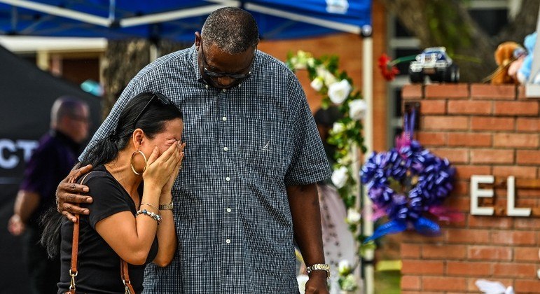 Cidade de Uvalde lamenta ataque à escola primária que deixou 21 mortos