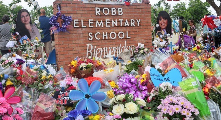 Comunidade presta homenagem às vítimas do massacre na Escola Primária Robb