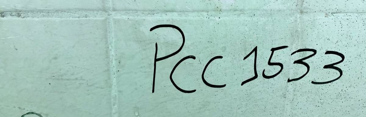 Pichação do PCC no banheiro da escola (Kaique Dalapola/R7)