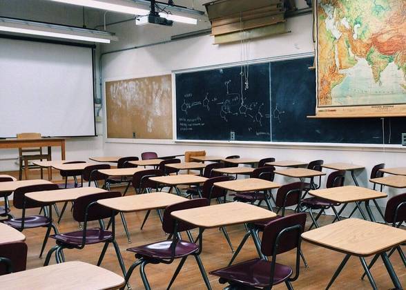 Os Estados Unidos possuem alguns programas regionais: o Projto Cal-Well, na Califórnia, a Política de Saúde Mental da Carolina do Norte e a Iniciativa de Saúde Mental do Wisconsin. As iniciativas são de responsabilidade do departamento de educação de cada estado