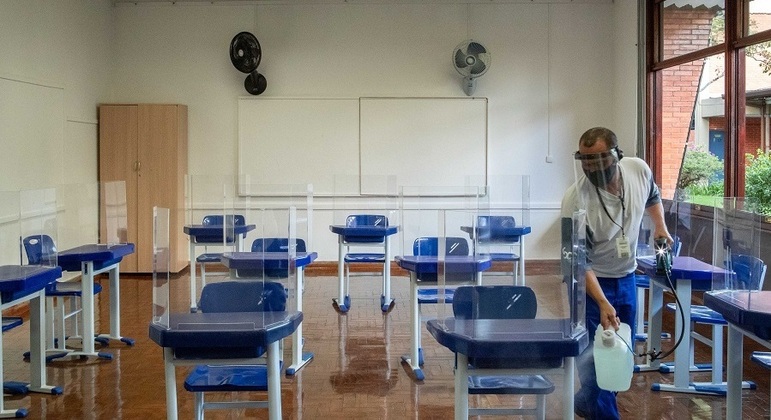 Sindicato diz que 500 escolas de SP não têm condições de retomar aulas por falta de limpeza