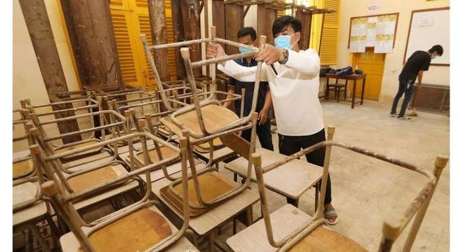 Escola sendo preparada para reabertura no Camboja; tamanho das turmas é critério crucial, diz OCDE