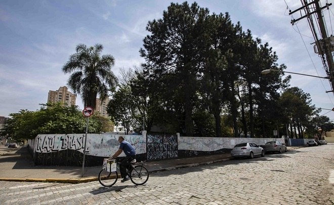 Antes do ataque em 13 de março, a rua da escola tinha mais movimento de estudantes e transeuntes em horários de aula. Hoje em dia, como relatam vizinhos, as ruas ficam desertas por boa parte do tempo