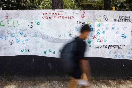 Mensagens em muro da E. E. Raul Brasil, em Suzano (SP) (Edu Garcia/R7)