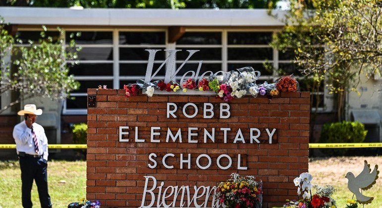 Homenagens em frente à escola primária Robb, em Uvalde, no Texas