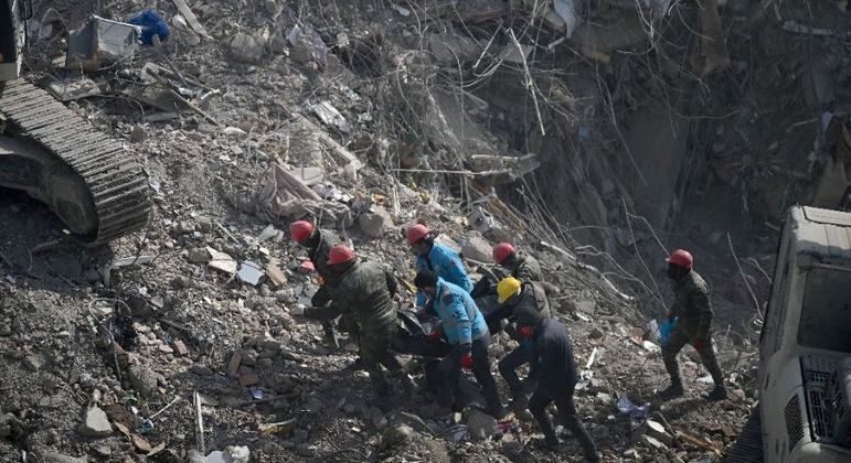 Os resgates dependem quase que inteiramente de ajuda humanitária