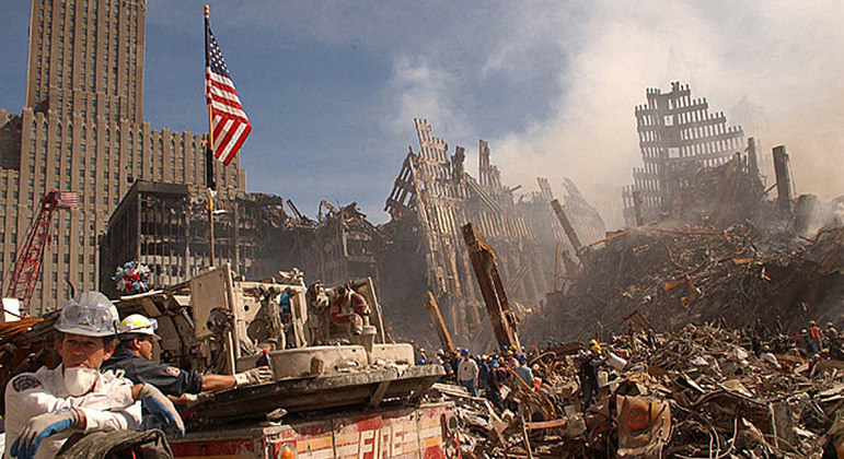 Bombeiros trabalharam por semanas em escombros das torres do World Trade Center