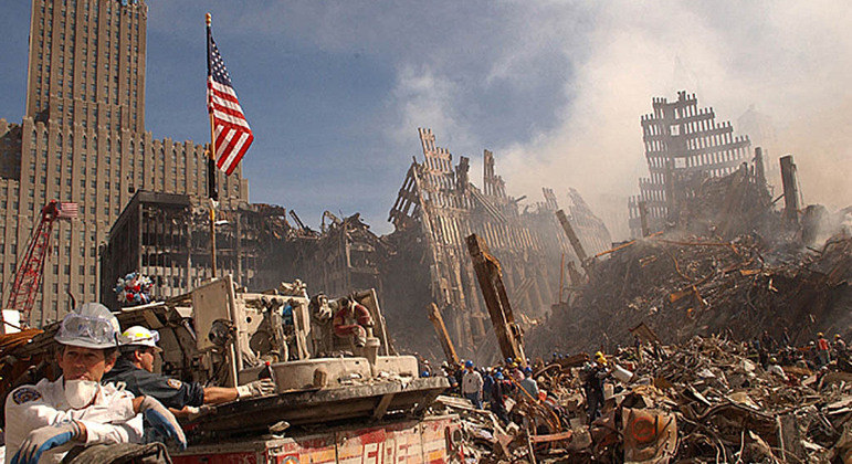 World Trade Center foi ao chão após dois aviões de passageiros atingirem as torres