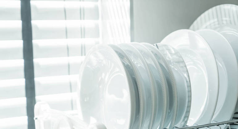 O ideal é deixar a louça secar no próprio escorredor