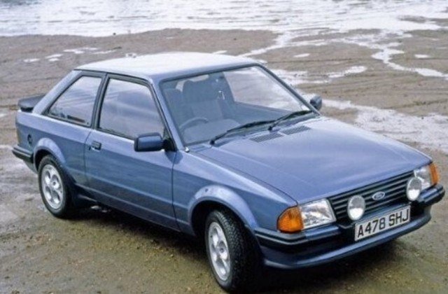 O Escort XR3, da Ford, é de 1983. Os modelos XR3 1.8/1.6 Beneton/Form./Laser custam R$ 3.934, na Tabela Fipe.