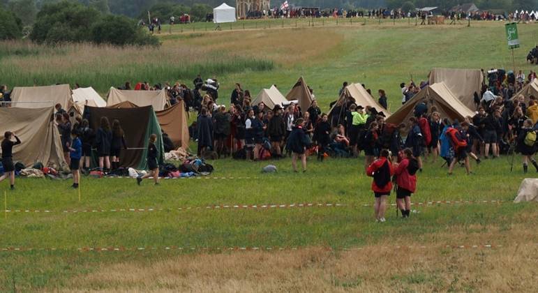 Escoteiros tiveram de ser abrigados em um castelo em Chambourg para fugir do mau tempo