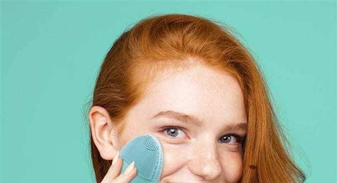 Escova de limpeza facial - benefícios, como usar, prós e contras