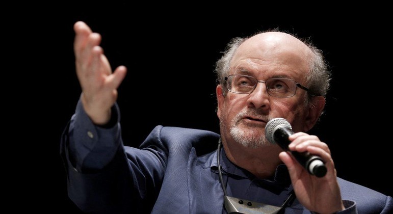 Escritor britânico Salman Rushdie segue hospitalizado em estado grave
