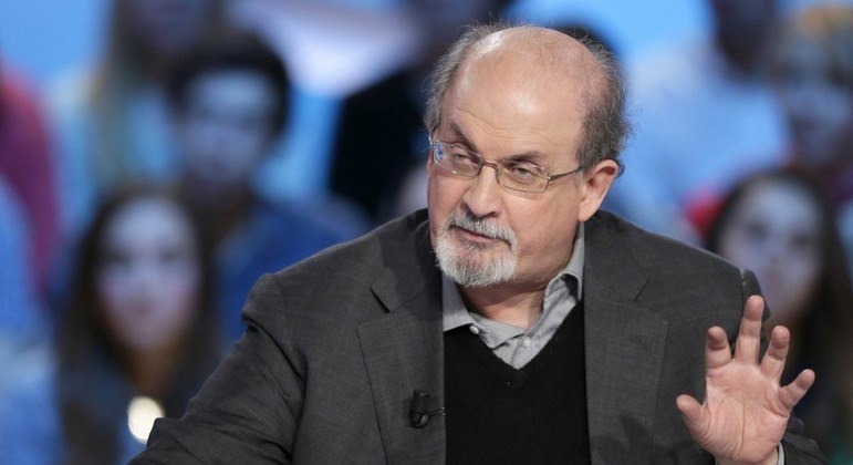 Escritor Salman Rushdie precisou ser operado após ter sido esfaqueado em evento
