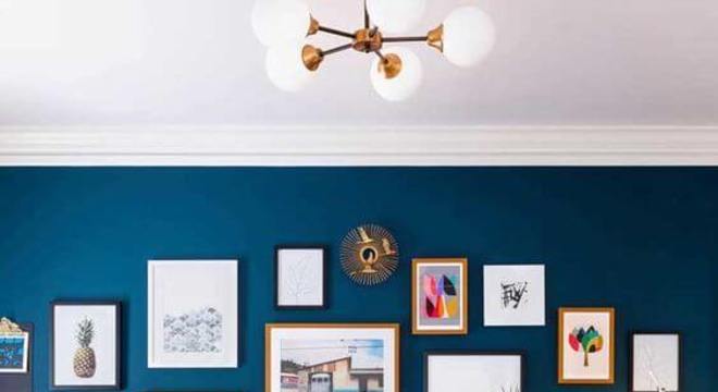 Escritório com parede azul