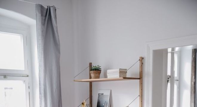 escrivaninha suspensa - escrivaninha com prateleiras suspensas com cabos