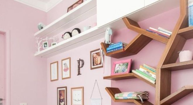 escrivaninha suspensa - escrivaninha suspensa verde em quarto infantil 