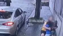 Família é assaltada após jogo do Brasil, e pai faz escudo humano para proteger as filhas. Veja vídeo