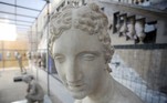 Em sua maioria, as seis obras de mármore são reproduções de peças clássicas emblemáticas da Grécia Antiga e fazem parte do acervo fundador do Museu Nacional de Belas Artes de Santiago, inaugurado em 1910. Com peso entre uma e três toneladas, várias são versões de autores não identificados, datadas em torno de 1900. Também há exemplares de obras dos artistas italianos Antonio Canova e Ernesto Gazzeri