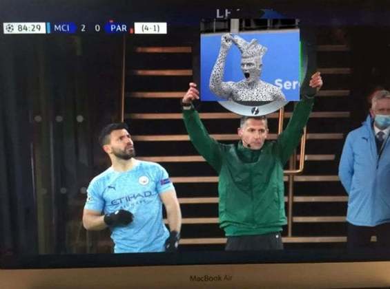 Escultura de Sergio Agüero inaugurada próximo ao estádio do Manchester City virou meme nas redes sociais