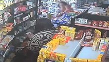Vídeo: homem esfaqueia mulher com criança no colo em mercadinho de SP