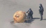 Uma esfera metálica foi parar numa praia na cidade de Hamamatsu na semana passada, e até agora ninguém sabe dizer do que se trata. A polícia e até um esquadrão antibombas foram enviados ao local para investigar a peça, que continua sem ter explicação