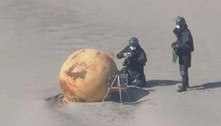 Esfera misteriosa de metal é encontrada em praia no Japão