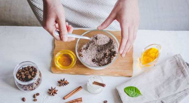 Esfoliação com café - benefícios, como fazer e receitas