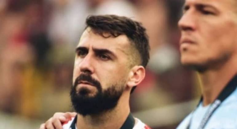 ESFRIOU - Após encerrar a sua passagem pelo River Plate, Lucas Pratto tornou-se um ativo bem interessante no mercado sul-americano e o seu futuro e debatido nos bastidores dos clubes. Nas últimas semanas, o nome do centroavante ganhou força no Atlético-MG, mas ao que tudo indica, não pintou nada oficial.  Em conversa com o Olé, Lucas Pratto explicou que, até o momento, não tem nada em mãos do Galo ou qualquer outro interessante.