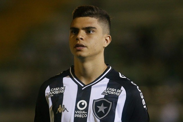ESFRIOU - O Botafogo ainda não iniciou conversas para a renovação de Fernando. Depois de estender vínculos de três jogadores no último mês, a diretoria do Alvinegro não possui negociações com o lateral-direito, cujo contrato vence em dezembro.