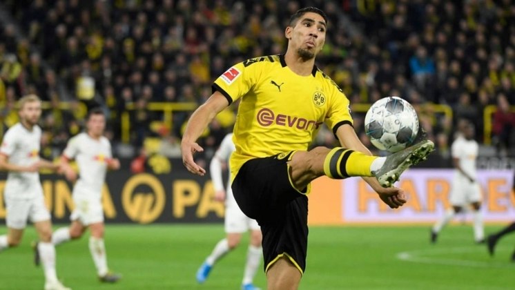 ESFRIOU - Um dos destaques do Borussia Dortmund, o ala-direito Achraf Hakimi tem contrato de empréstimo com o clube alemão até o final da temporada. O jogador pertence ao Real Madrid e, a princípio, voltará ao clube espanhol. No entanto, segundo o jornal 
