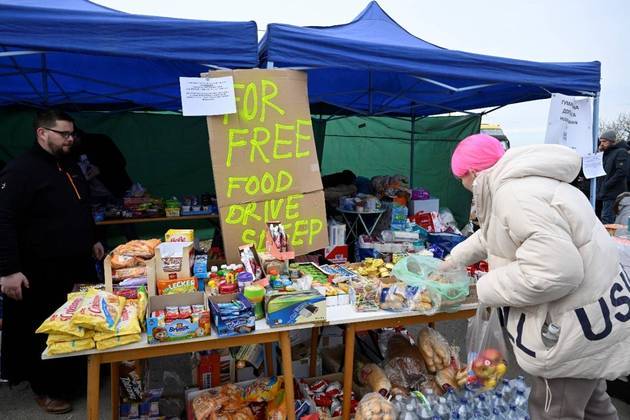 Na Eslováquia, homem oferece alimentos de graça a refugiados ucranianos. Muitos moradores têm deixado as zonas de conflito e buscado ajuda em países vizinhos