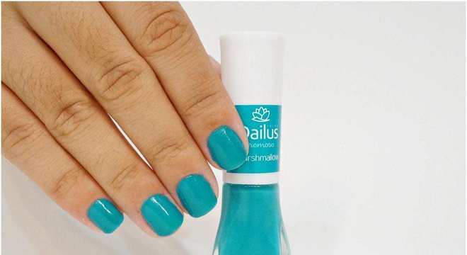 Esmalte azul, veja dicas da cor que fica incrível em todos os tons de pele