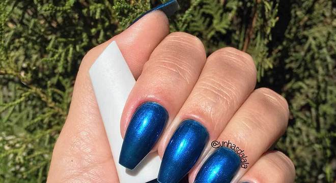 Esmalte azul, veja dicas da cor que fica incrível em todos os tons de pele